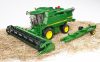BRUDER JOHN DEERE T670i KOMBÁJN JÁTÉK